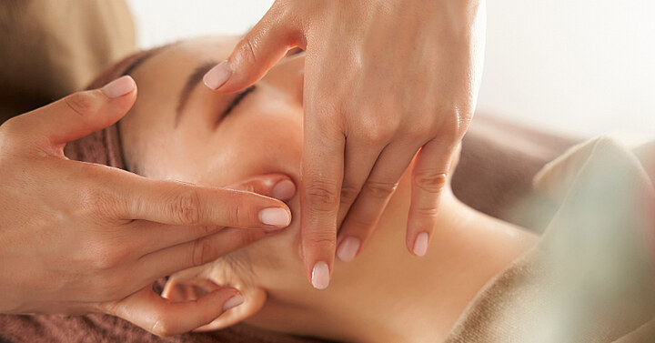 The art of definition: sculpting and lifting Face massage