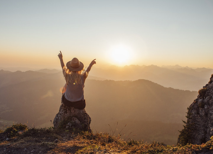 Frau und Sonnenaufgang